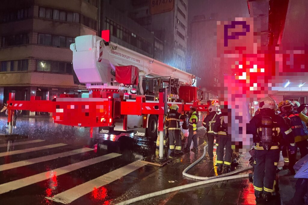 南京西路大樓火災 大同警火速逮縱火男 4 MEITU 20250728 031757965