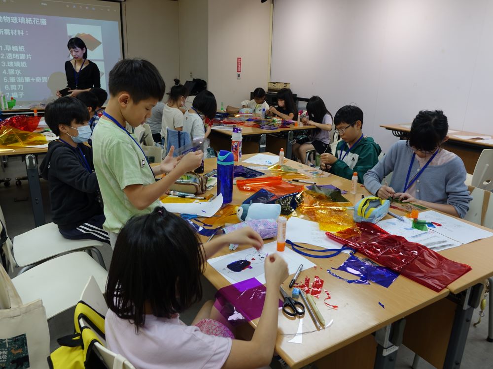 宗博館山神獸策展營 16位小小策展人為主角 8 《圖說》學童運用多媒材發揮創意。〈宗博館提供〉