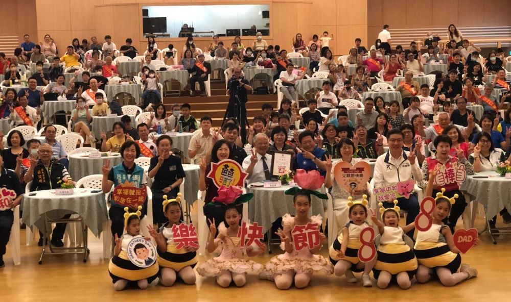 無怨無悔守護家庭 新北中和區表揚模範父親 3 《圖說》新北市中和區模範父親表揚大會合影。〈中和區公所提供〉