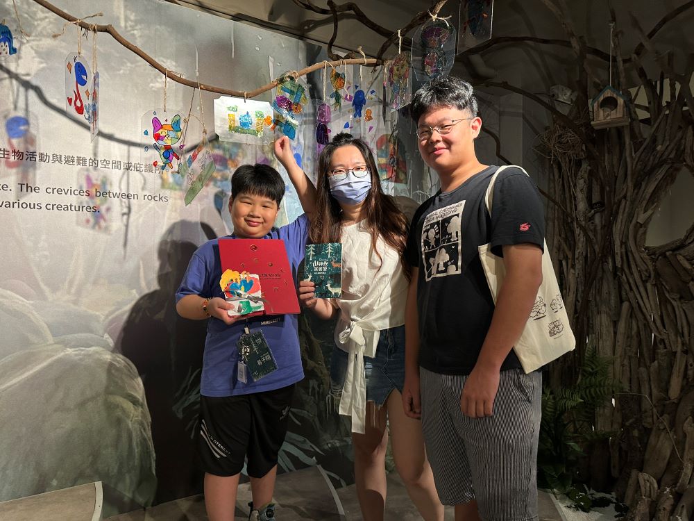 宗博館山神獸策展營 16位小小策展人為主角 7 《圖說》學童開心與家人合影。〈宗博館提供〉