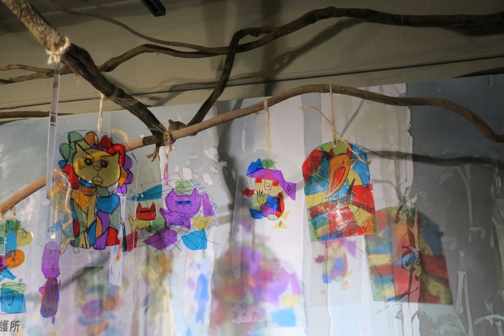宗博館山神獸策展營 16位小小策展人為主角 10 《圖說》學童以玻璃紙拼貼出獨一無二的動物創作。〈宗博館提供〉