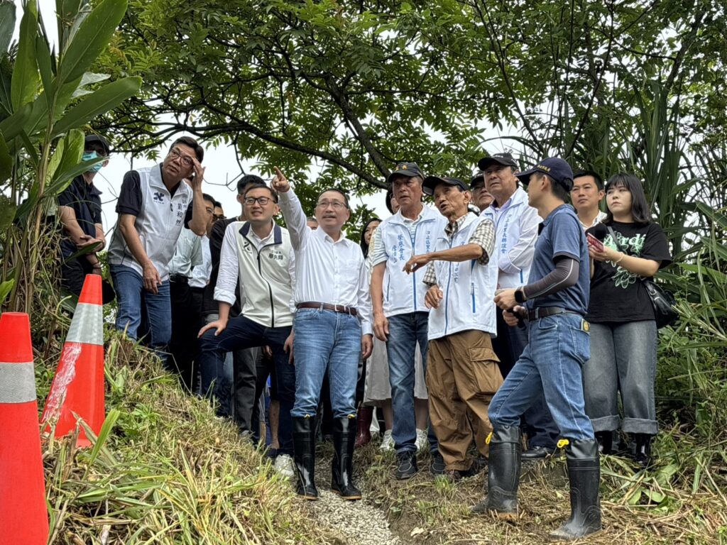 視察汐止白匏湖 侯友宜市長:營造生態園區祕境 落實保育缺一不可 8 侯友宜市長(左三)視察汐止白匏湖,在場與里長們討論交流意見