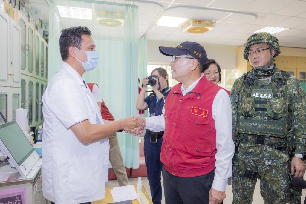 新北市2025城鎮韌性防空演習 侯友宜:居安思危 強化應變能力 11 侯友宜感謝所有參與同仁,共同展現新北市「平時演練、戰時無懼」的城市韌性