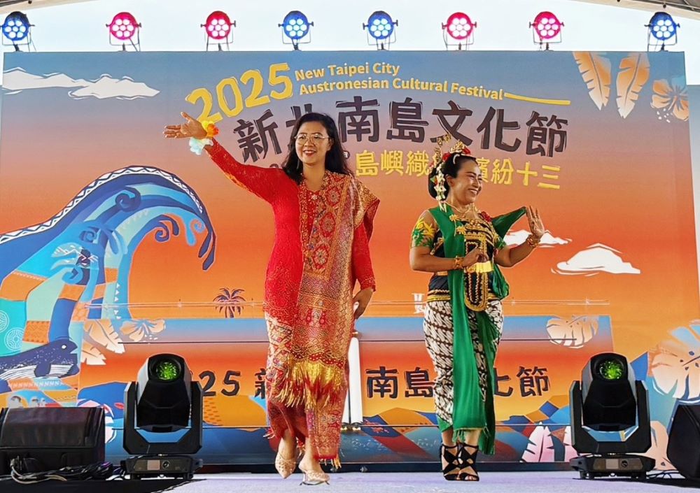 跨國多元編織魅力 新北南島文化節演繹衣飾工藝之美 3 《圖說》臺北印尼經貿代表處等國際貴賓展現南島衣飾。〈十三行提供〉