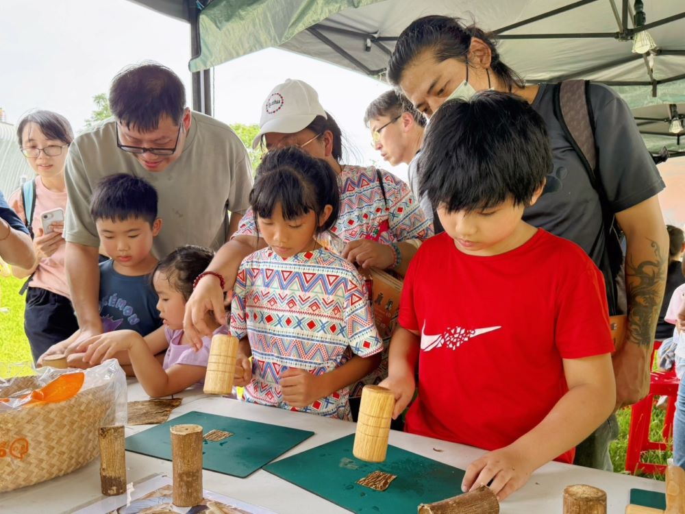 跨國多元編織魅力 新北南島文化節演繹衣飾工藝之美 5 《圖說》完成闖關任務還有機會抽中五星級飯店住宿大獎。〈十三行提供〉