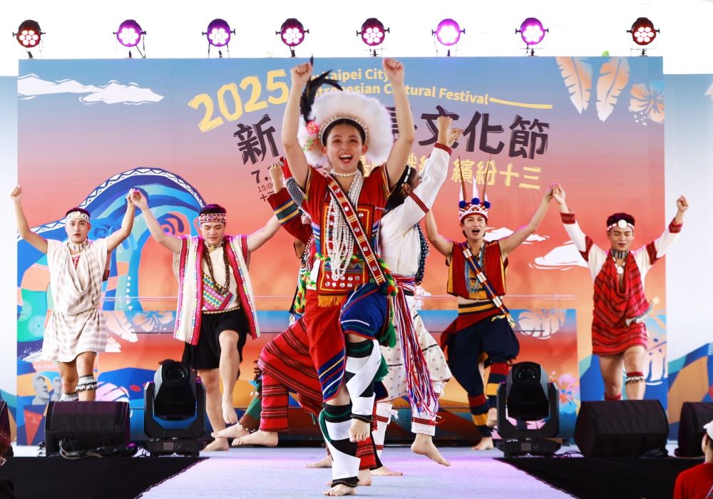 跨國多元編織魅力 新北南島文化節演繹衣飾工藝之美 2 《圖說》阿勒飛斯文化藝術團以真人服飾展演形式,演繹臺灣原住民族與太平洋南島語族的衣飾工藝之美。〈十三行提供〉