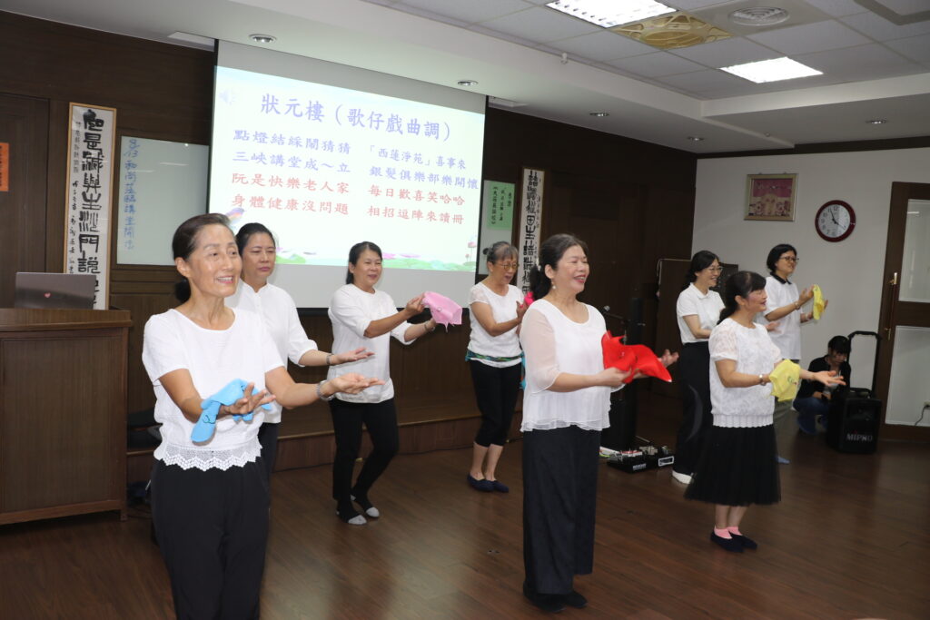三峽博雅銀髮俱樂部啟用結合西蓮淨苑道場 要讓長輩博學雅健身心 18 協會以歌仔戲「狀元樓」曲調帶領長輩一起表演,為成立拉開序幕