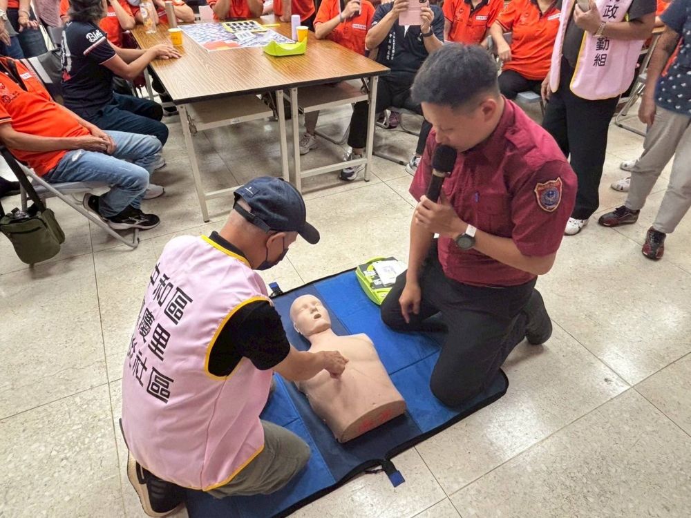 攜手建構健康安全城市 中和 社區班防救災演訓 2 《圖說》中和區公所「鄰里社區班防救災教育訓練」現場實作。〈中和區公所提供〉