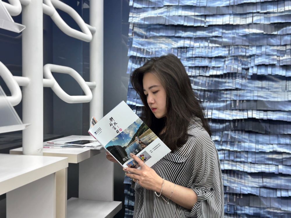 推動客語為通行語 新北五度榮獲佳等獎金百萬 2 《圖說》新北市立圖書館總館設置客家閱讀專區,歡迎到新北客家書房了解新北客家遷徙,搭配數位影音互動,走入客家文化。〈客家局提供〉