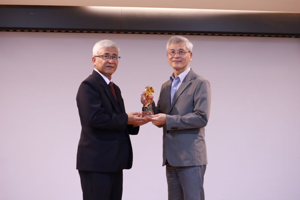 公共設施管線考評受肯定 新北蟬聯全國第一 1 《圖說》新北市參加113年度公共設施管線資料庫暨管理應用系統考評,蟬聯全國第一,工務局副局長林炳勲(右)代表市府接受國土署總工程司游源順(左)頒獎表揚。〈工務局提供〉