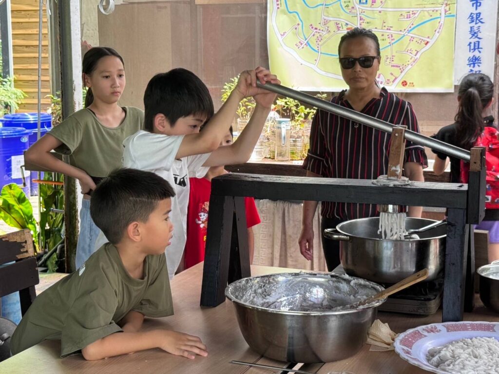 新北農再社區推農村輕旅行 暑假漫遊北海岸 9 忠寮社區小旅行結合多種手作DIY體驗如米苔目製作