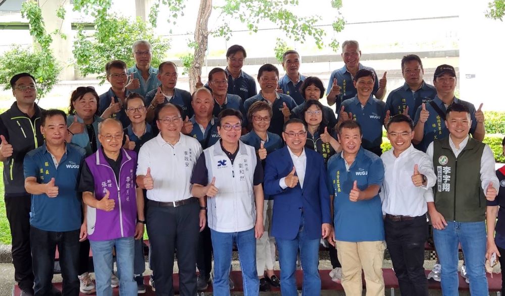 視察五泰輕軌 侯盼中央與新北攜手前行 3 《圖說》侯友宜市長與貴賓合影。〈捷運局提供〉