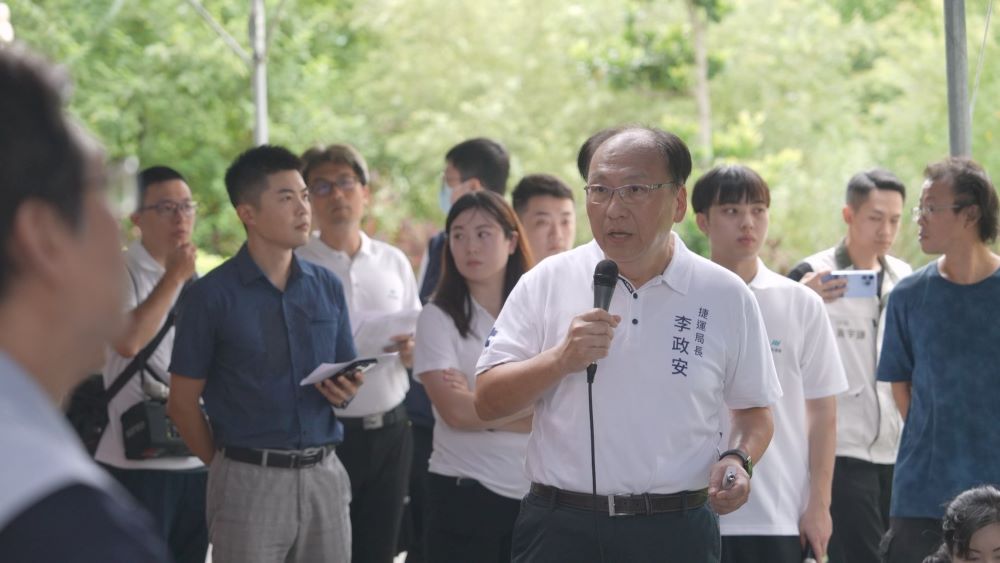 視察五泰輕軌 侯盼中央與新北攜手前行 2 《圖說》捷運局長李政安簡報說明。〈捷運局提供〉