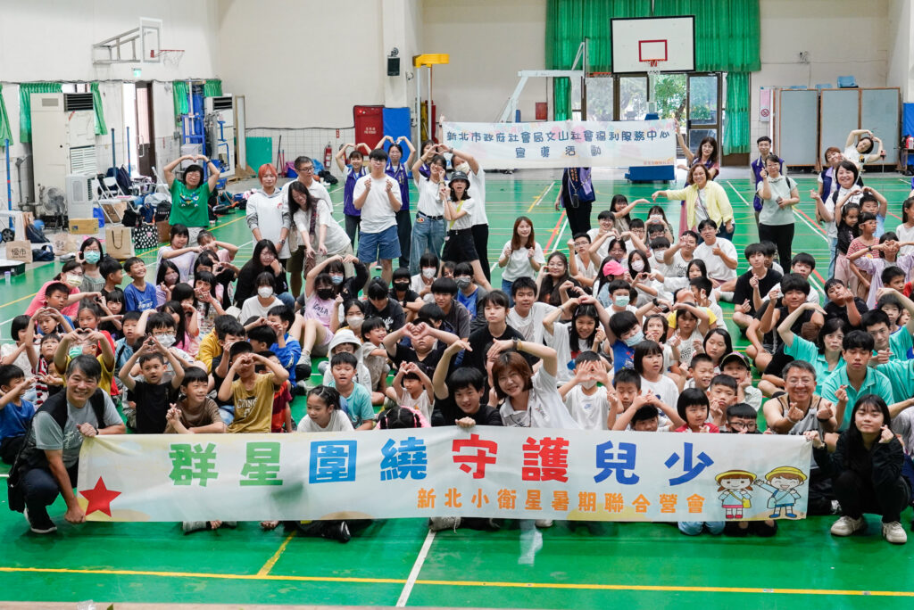 場內揮汗三對三 場邊宣導反毒品 13 新北市社會局文山區小衛星聯盟在新店國小體育館舉辦籃球「三對三鬥牛賽」