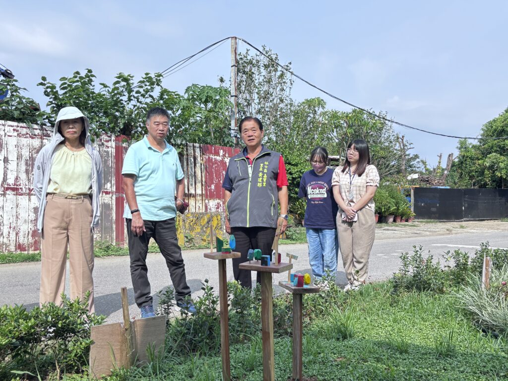 林口嘉瑞社區集結眾力 打造環保永續新家園 7 景文科技楊明賢副教授、鄭淑敏區長及黃建邦里長一同到社區三叉路口實地勘察