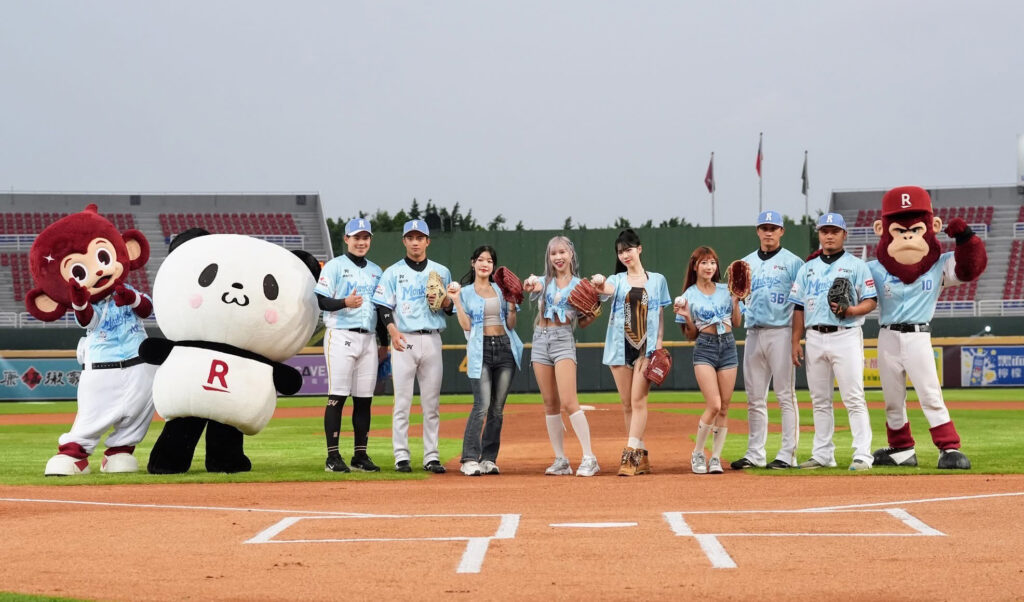 隻魚文創全新話題出擊!女團+韓星+啦啦隊甜心 四美同框夢幻開球引爆樂天主場 5 李瑩珠、LUVSSIRina、LUVSSI(Song、甜心