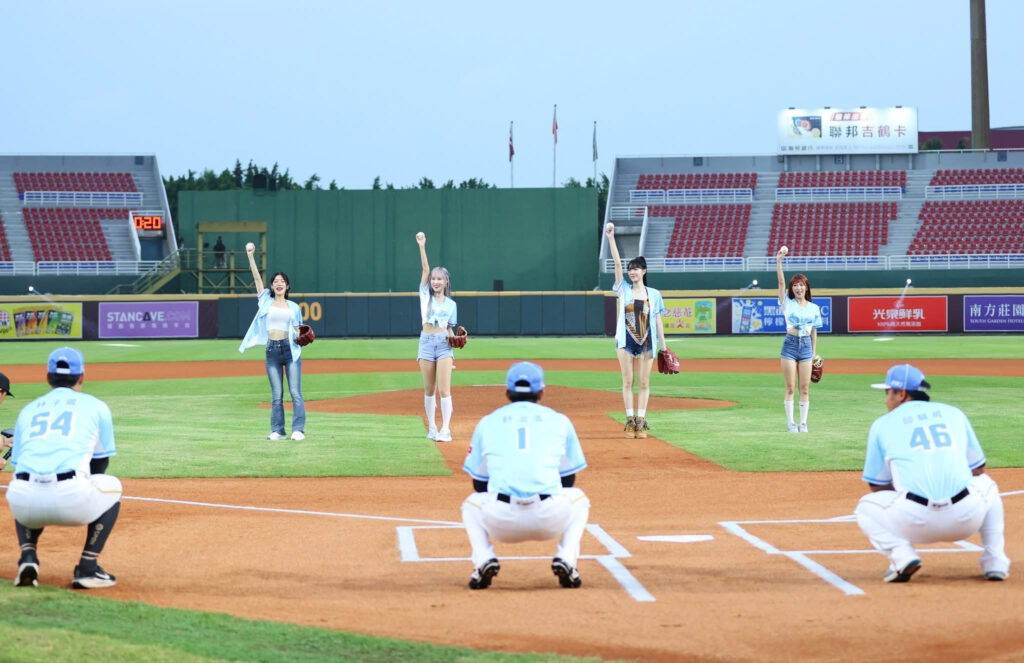 隻魚文創全新話題出擊!女團+韓星+啦啦隊甜心 四美同框夢幻開球引爆樂天主場 7 李瑩珠、LUVSSIRinaLUVSSI(Song、甜心
