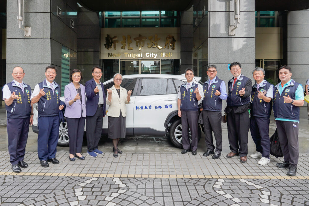 兩位摯愛 一份延續 林曾翠霞、鄭玉廷捐社福專車 助新北服務網 11 林曾翠霞醫師左5捐贈社福專車予新北市社會局北海岸社福中心,率新北市中醫師公會見證及合影,並由市府秘書長邱敬斌左4代表受贈