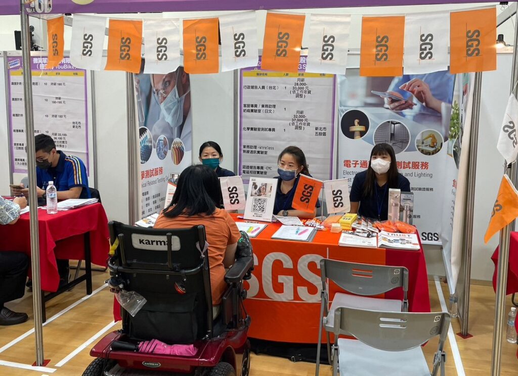 新北身心障礙市民聯合徵才7/23三重登場 釋出逾1300個職缺 2 民眾詢問職缺