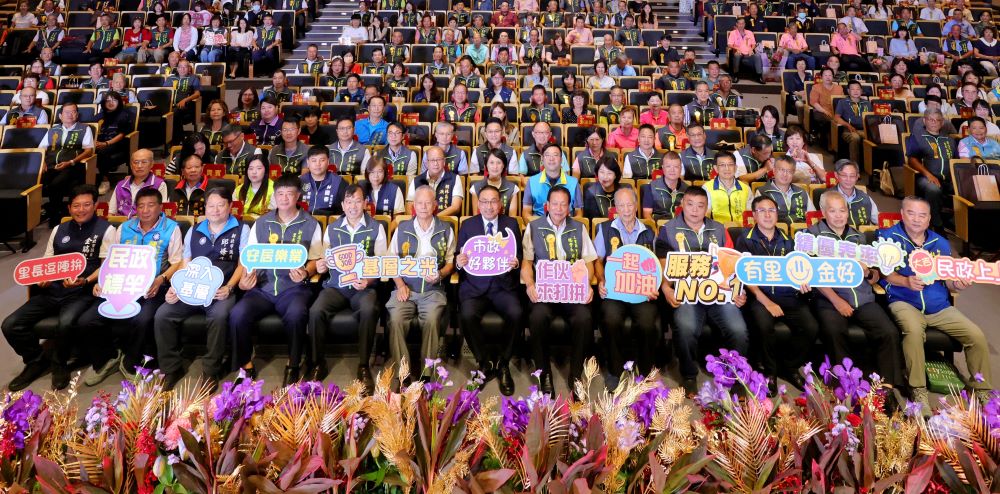 新北表揚特優里長及績優民政人員 最長者83歲 最年輕34歲 2 《圖說》新北市長侯友宜與114年新北市特優里長及績優民政人員合照,前排左五民政局長林耀長。〈民政局提供〉