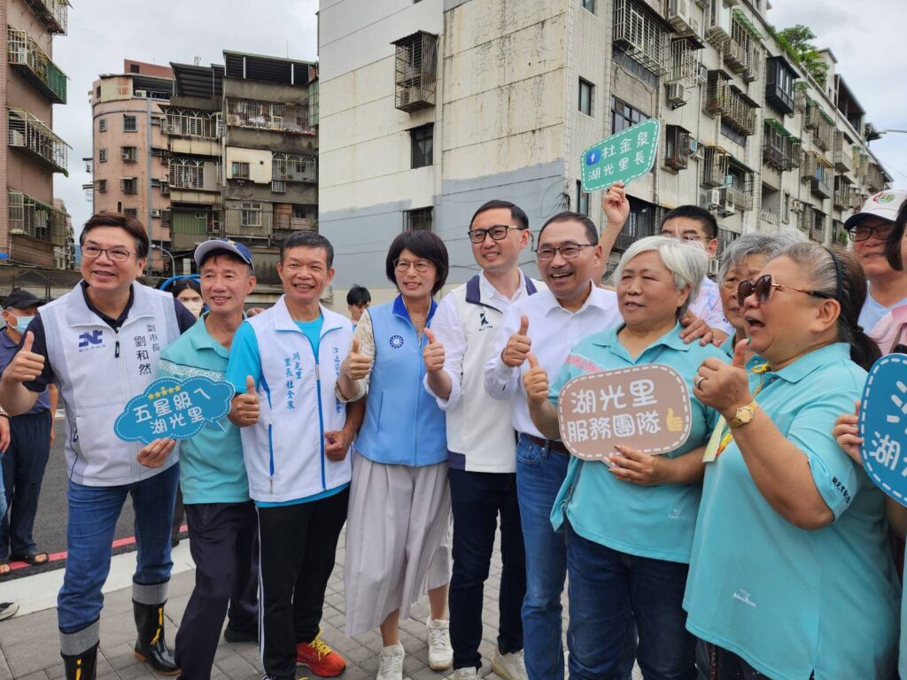 侯友宜市長視察康寧街第三期工程改善成果 10 汐止康寧街三期改善工程打造舒適安全的通行環境,侯友宜市長(右三)開心在地里民合照