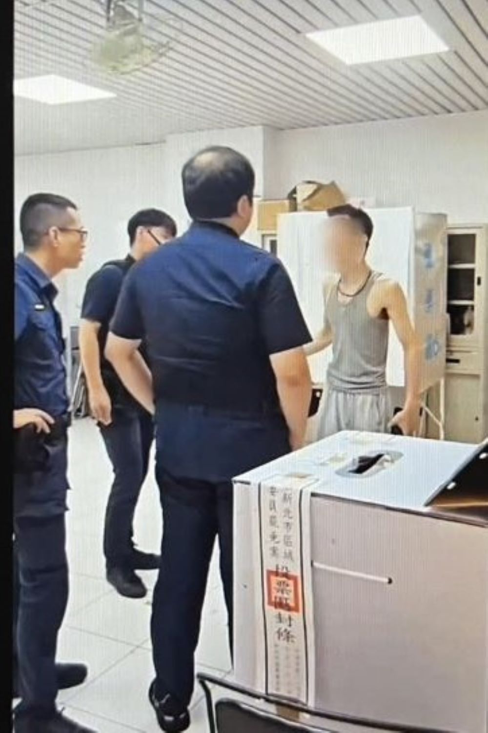 中和投開票所驚傳選票隱匿票匭毀損 警逮涉案男送辦 2 《圖說》員警現場處理情形。〈中和分局提供〉