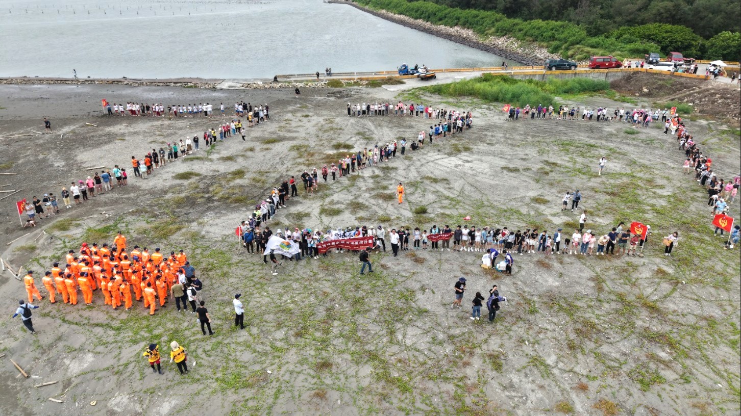 海大攜手地方辦理淨灘 超過700人齊聚雲林三條崙守護海洋 15 淨灘人員排出「727」象徵在7月27日以具體行動共同守護海洋