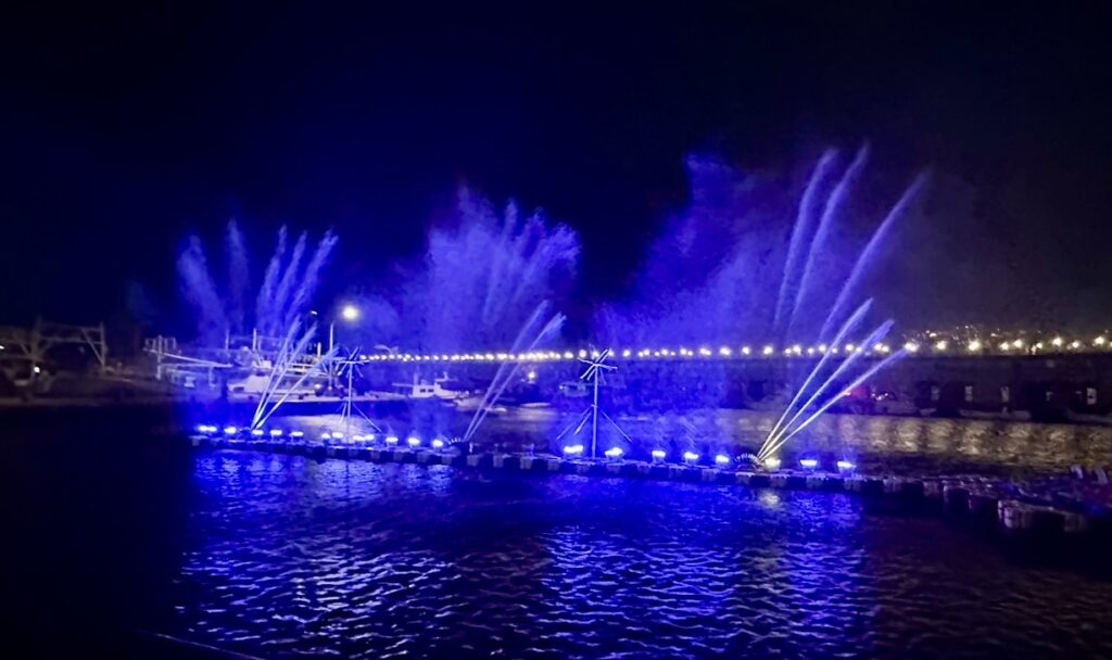 深澳小卷市集今登場 連三週吃小卷、玩手作、賞水舞 16 深澳漁港水舞秀,展現夏日情懷