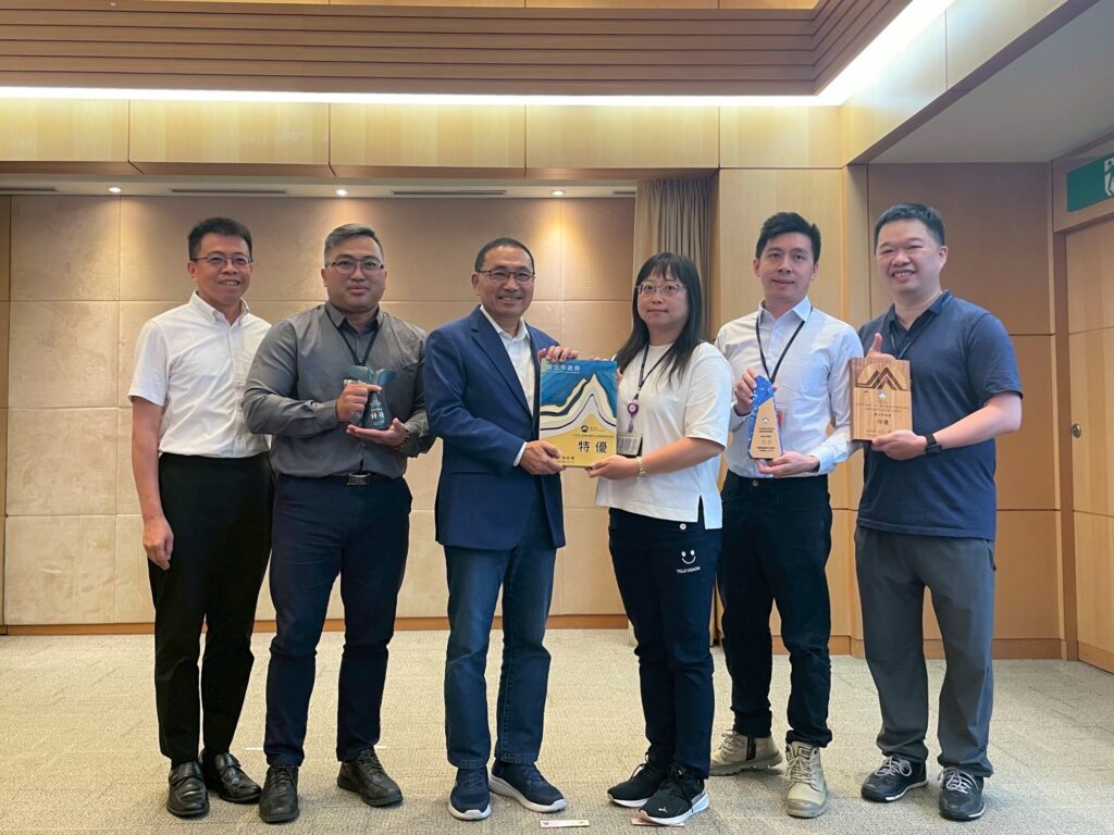 環境部地方環保績效考核 新北市獲多項特優肯定 11 環保局長程大維率領各科室主管於市政會議中代表接受獎項