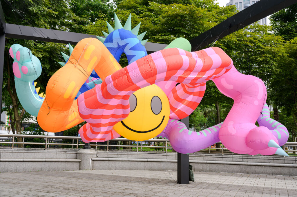 新北兒藝節「精靈谷」打造怪獸藝術樂園 10 藝術家阿部有加ABEYUKA.,將美國的街頭塗鴉文化元素結合溜溜球創作「YoYoYo」