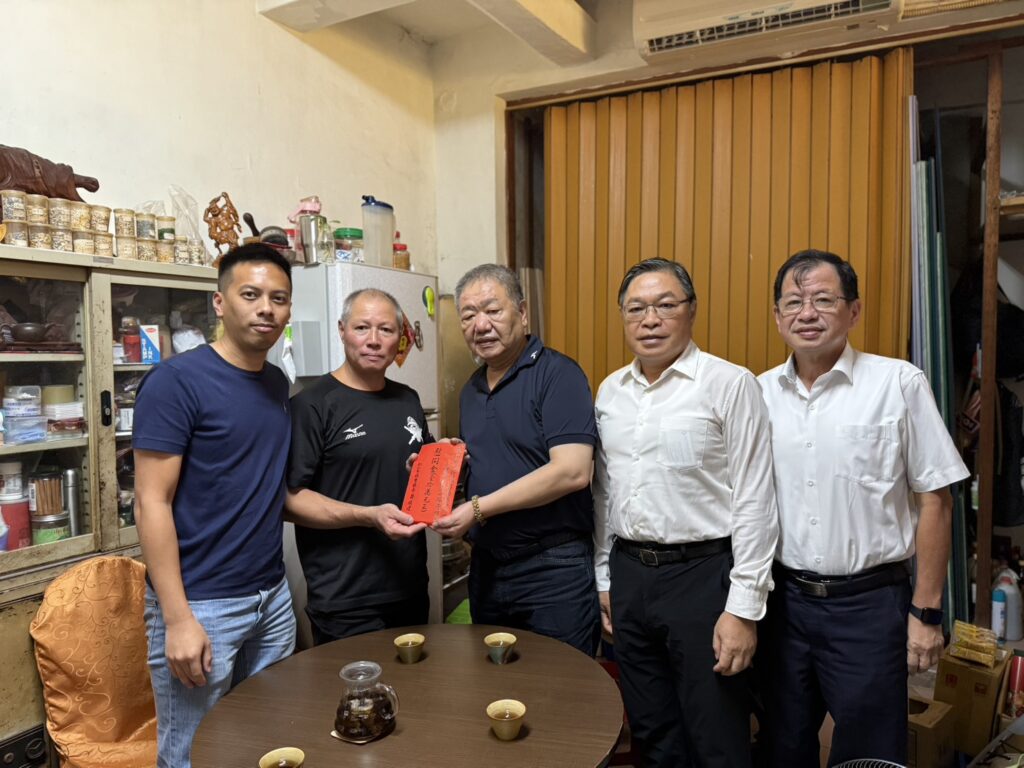 烏來義消英勇救人重傷 新北市蔣議長兼義消總隊長親訪慰問 5 議長致贈慰問金左1馬見議員、左2曹雙全父親、中間新北市議會蔣根煌議長、右2議會秘書長 陳王正源 、右1消防局陳崇岳局長