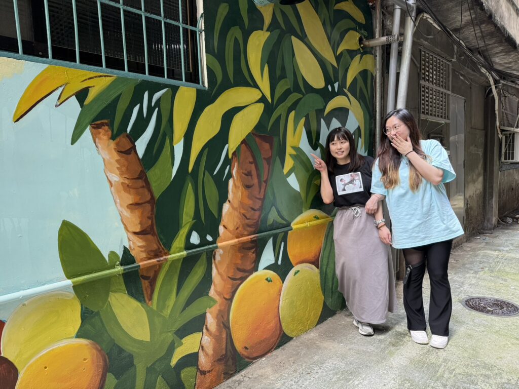 後巷變畫廊 透過彩繪彷彿走進童話般的奇幻世界 5 那邊的水果看起來hen好吃餒(板橋區東丘里)