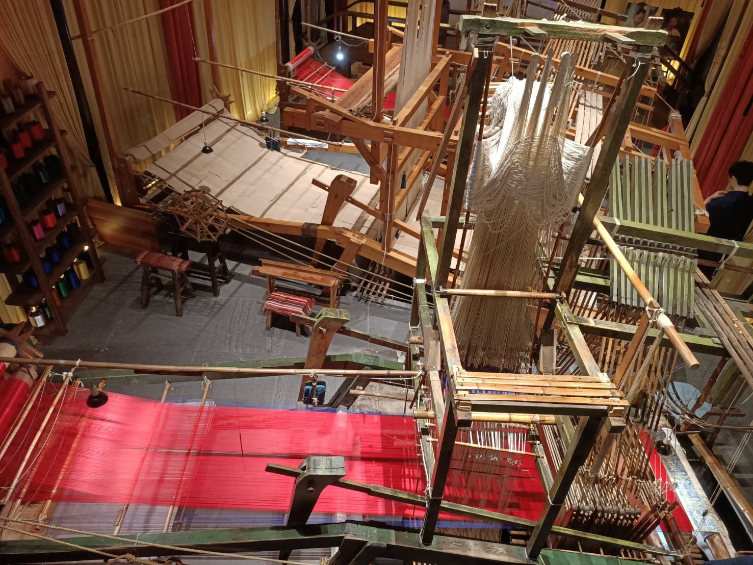 台灣青年創拍交流活動 走讀文化四川成都蜀錦織繡博物館「蜀錦織造技藝」的傳承地 3 ▲四川成都青羊區的成都蜀錦織繡博物館,最大亮點是仍在運轉的清代花樓木織機。(圖/主辦單位提供)