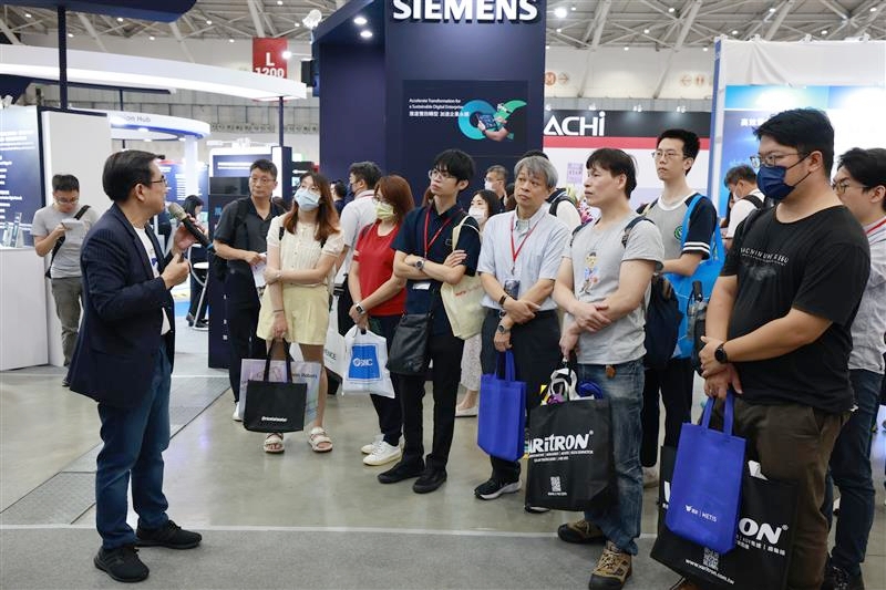 就享知攜手11家企業 專家導覽+互動闖關玩轉自動化展 1 ▲國內最大產業知識平台「就享知」於今年自動化展推出「AI智慧工廠與機器人」系列專題,透過影音內容、趨勢報導與白皮書等多元形式,將艱深技術轉化為淺顯易懂的產業攻略。(圖/鼎新數智提供)