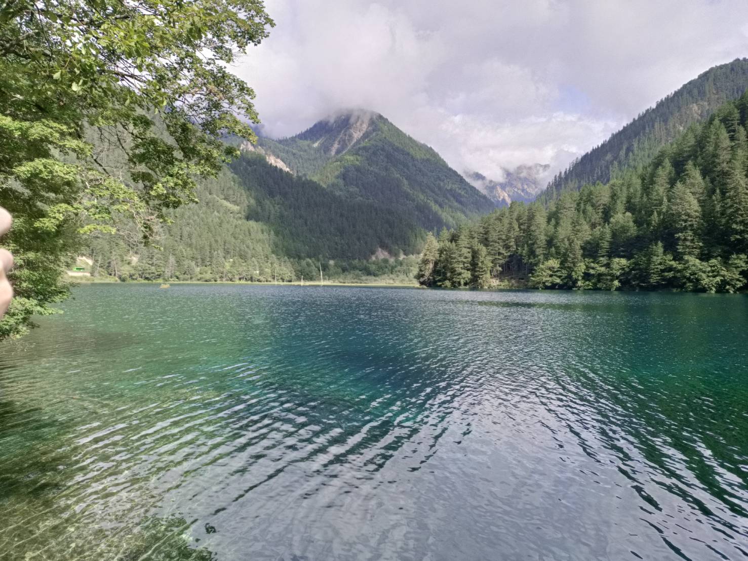 台灣青年創拍交流活動 走讀文化四川九寨溝 2 ▲九寨溝鏡海。拍攝時有風,需自行想像無風時「倒影勝實景」之美。(圖/主辦單位提供)