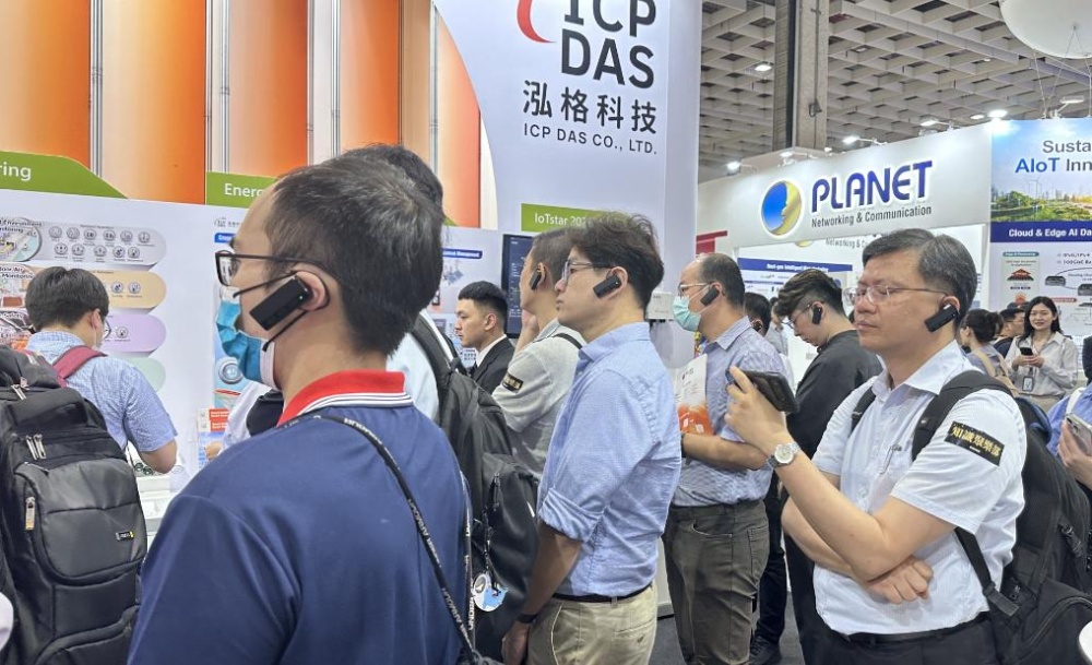 就享知攜手11家企業 專家導覽+互動闖關玩轉自動化展 2 ▲國內最大產業知識平台「就享知」攜手泓格科技、伊斯酷、安川電機等11家指標企業,推出專題報導與線上互動任務,並舉辦自動化專家導覽團,以「每日一主題、每場一行業」精準解析,直擊產業痛點與解決方案。(圖/鼎新數智提供)