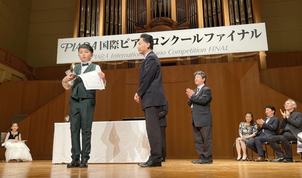 橘焱胡同企業攜手鋼琴學子 以公益鋪路 為東澳國小射箭隊打造國際夢想舞台 2 ▲來自台灣的12歲音樂學子吳學焱斬獲三項國際大獎。(圖/橘焱胡同企業提供)