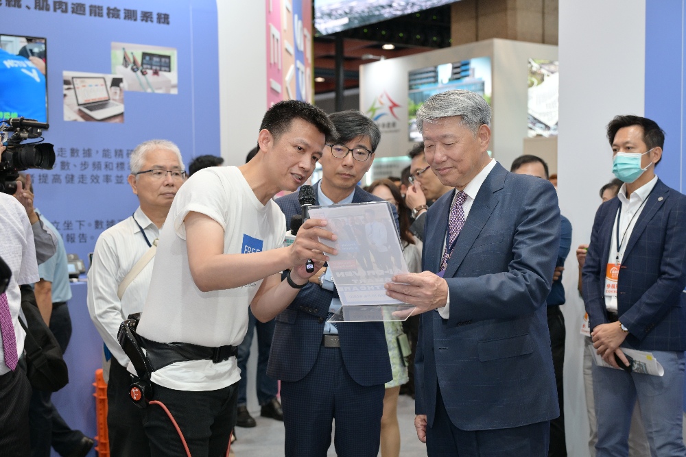 經濟部聯手25家企業推動高齡科技 全家、華碩、桂冠跨域合作打造個人AI健康助手 2 ▲福寶科技巫振華董事長(左起)向產業發展署邱求慧署長、經濟部郭智輝部長介紹「肌力寶」。