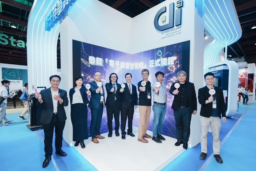 數發部長黃彥男與六家業者聯手開館 電子簽章應用擴及各產業 1 ▲黃彥男部長與電子簽章業者合影。
