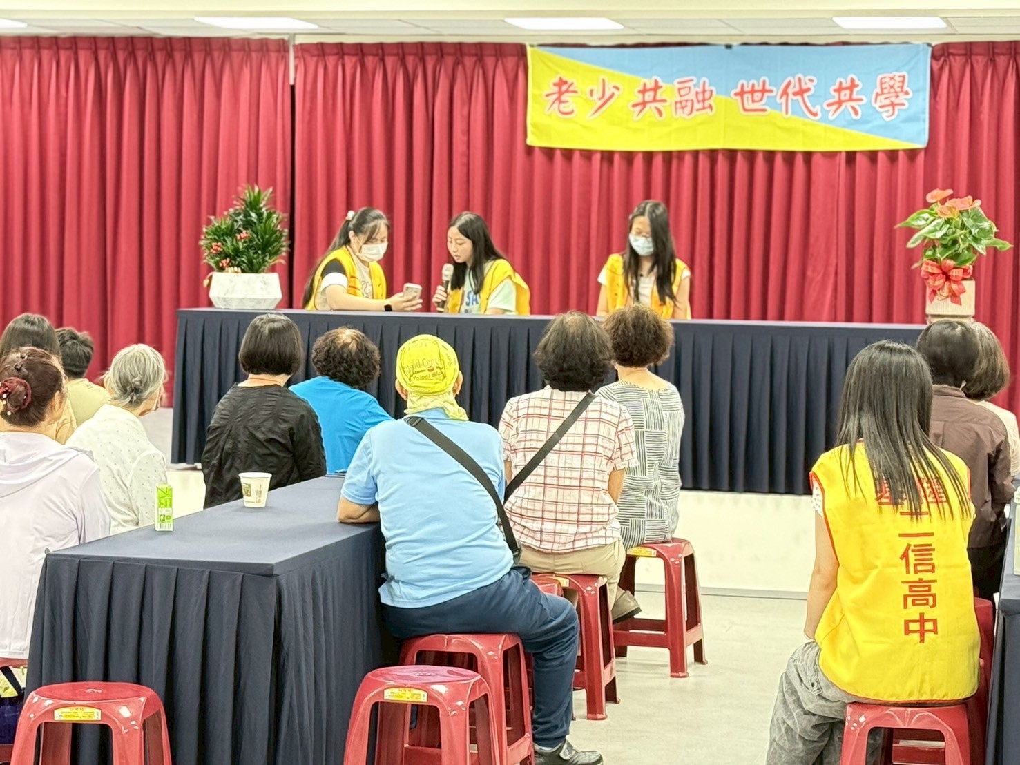 二信高中攜手五福里舉辦「老少共融世代共學」音樂體驗活動 3 LINE ALBUM 1140803拇指琴體驗 250803 13