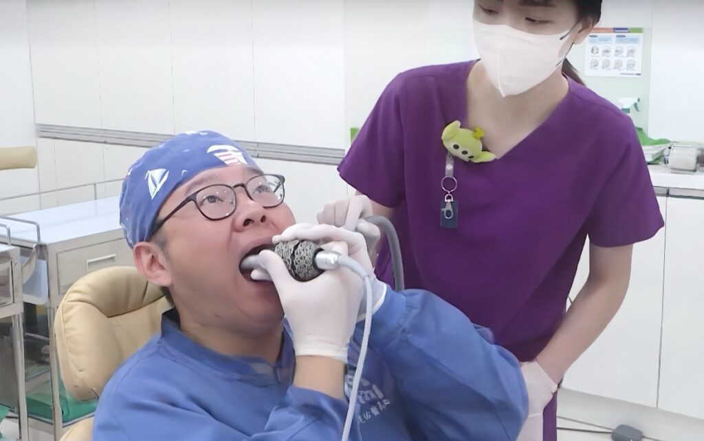 挑戰高難度植牙DIY!桃園牙醫黑傑克左右開攻引20萬人熱議 1 S 9543757