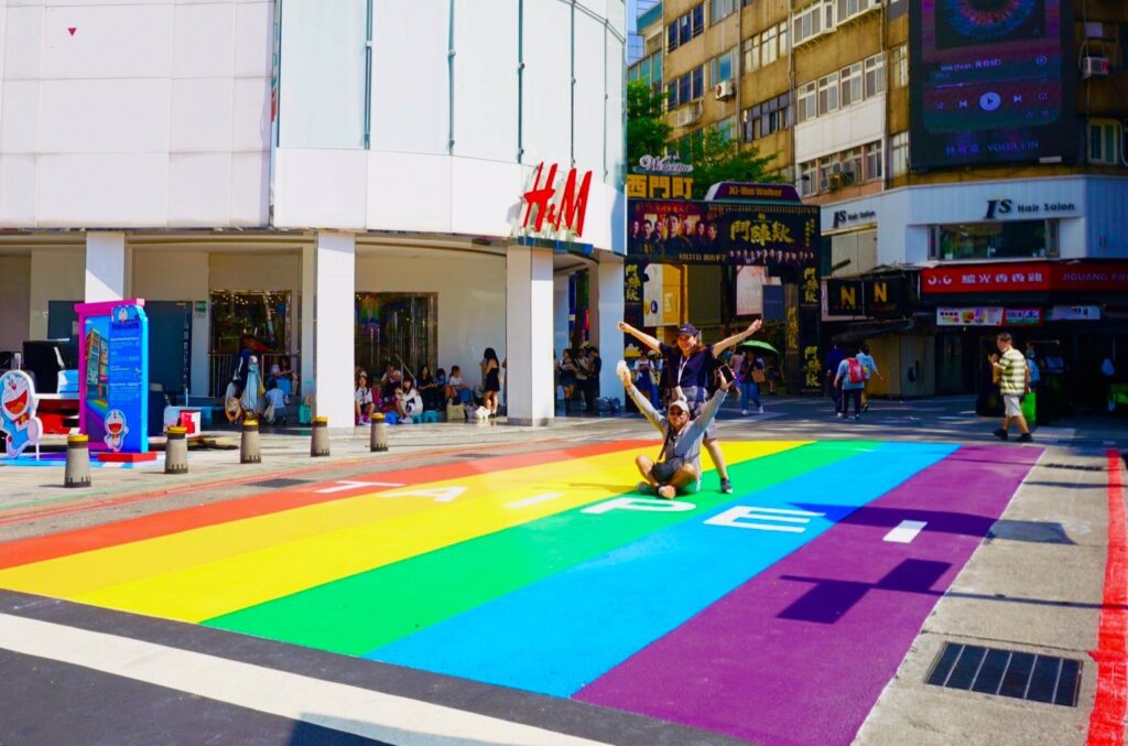 西門町「6號彩虹」8/9煥新回歸迎國內外旅客 5 「6號彩虹Rainbow Six」,不僅全面翻新色彩,民眾在拍照時也能同時將地景文字及西門町商圈入口意象納入畫面