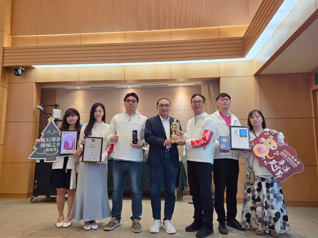 2025新北巿平溪天燈節及2024新北歡樂耶誕城再獲國際大獎殊榮 10 「2025新北巿平溪天燈節」獲2025德國柏林設計獎金獎、「2024新北歡樂耶誕城」獲2025義大利羅馬設計金獎及2025芬蘭建築燈光設計銀獎,新北巿政府觀光旅遊局今日獻獎