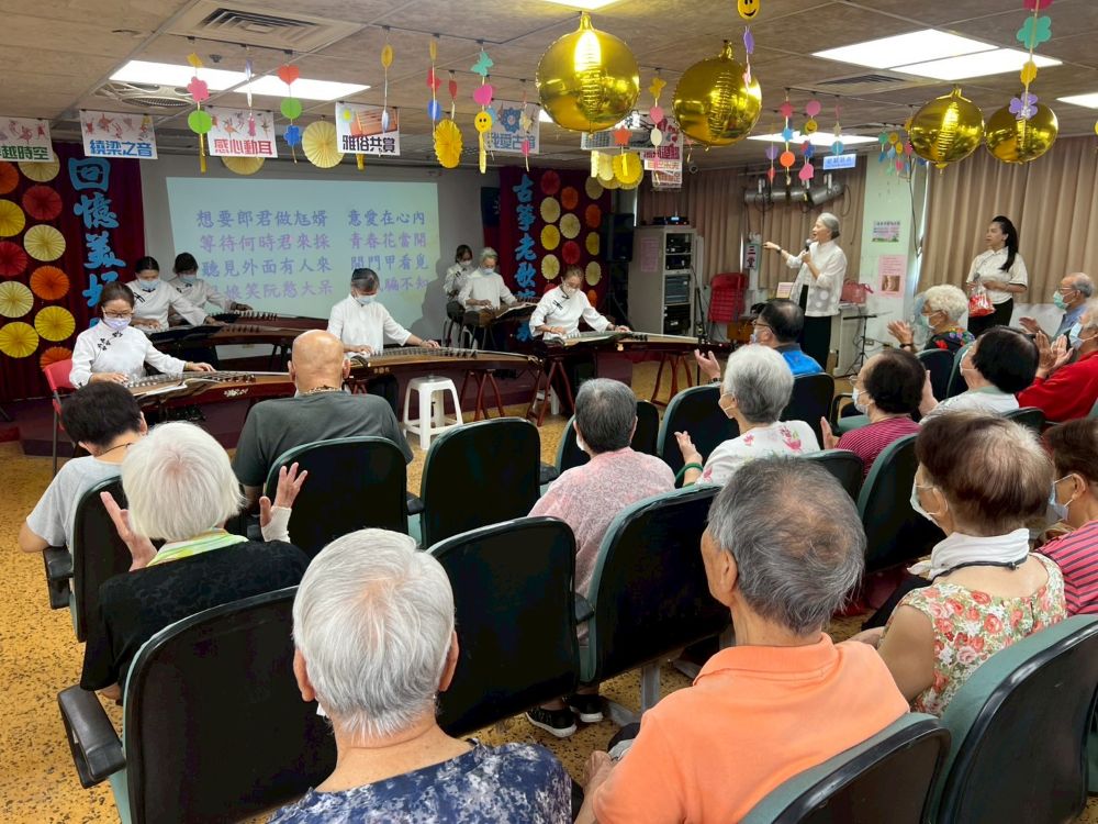 慈濟古箏班獻藝 八德榮家懷舊琴音豐富多元化文康 2 《圖說》慈濟八德古箏班帶來經典老歌演奏 八德榮家住民長輩十分陶醉。〈八德榮家提供〉