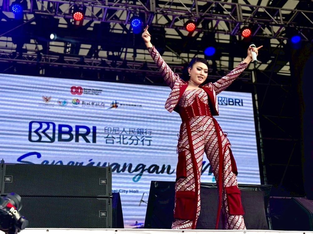 印尼移工文化嘉年華熱唱 破萬粉絲擠爆新北市民廣場 1 《圖說》「印尼蔡依林」 Kiki Asiska 以動感舞姿與充滿感染力的歌聲,成功帶動全場觀眾情緒。〈勞工局提供〉