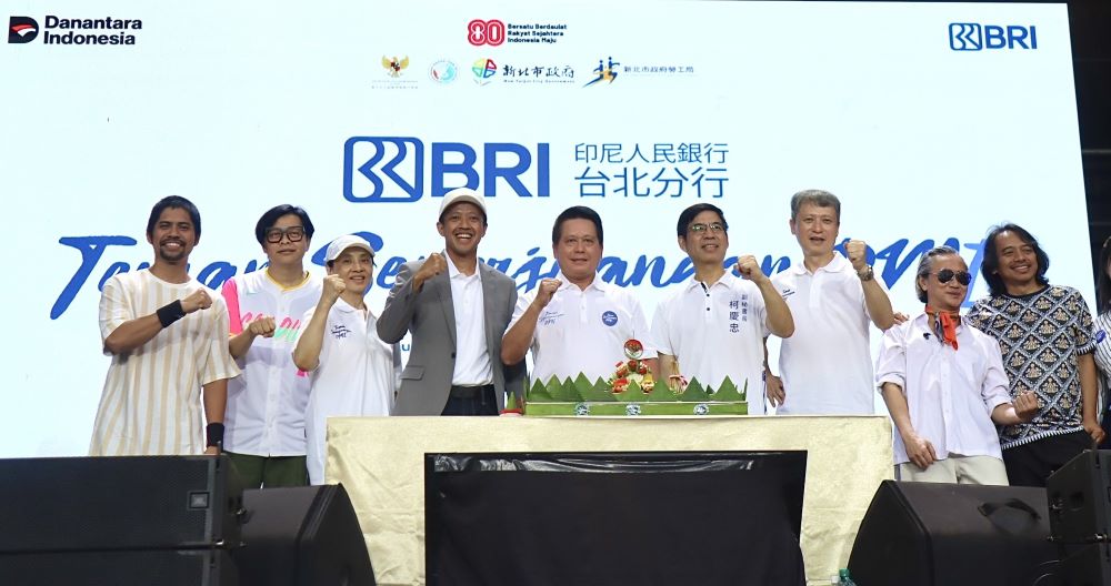 印尼移工文化嘉年華熱唱 破萬粉絲擠爆新北市民廣場 2 《圖說》新北市勞工局攜手印尼經濟貿易代表處,今日下午在市民廣場共同舉辦「2025印尼移工文化嘉年華」。右四新北市府副秘書長柯慶忠、右三勞工局長陳瑞嘉。〈勞工局提供〉