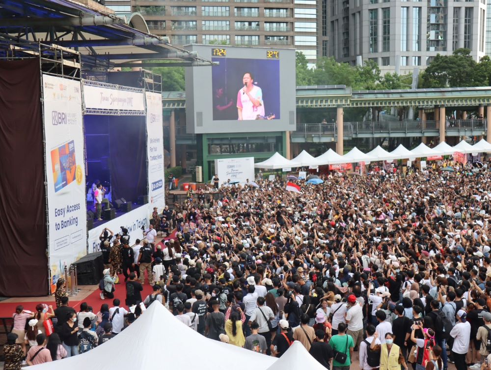 印尼移工文化嘉年華熱唱 破萬粉絲擠爆新北市民廣場 4 《圖說》2025印尼移工文化嘉年華 「印尼五月天」GiGi樂團熱唱,破萬粉絲擠爆市民廣場。〈勞工局提供〉