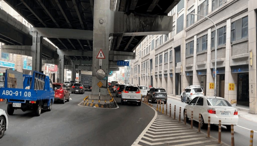 台64下匝道至中正路、建康路口內側車道試辦開放右轉 2 台64下匝道至中正路建康路口前分隔島缺口封閉