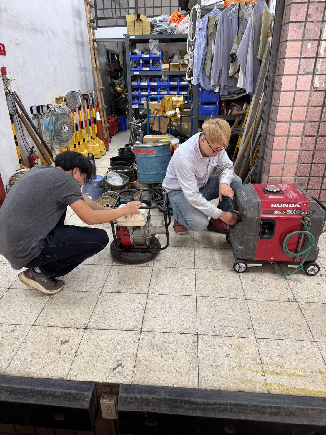 楊柳來襲 台電基隆、北市、北北、北西、北南區處總動員應戰 3 《圖說》北西區處搶修人員正在測試颱風機具,提前部署,確保設施能正常使用。〈北西區處提供〉