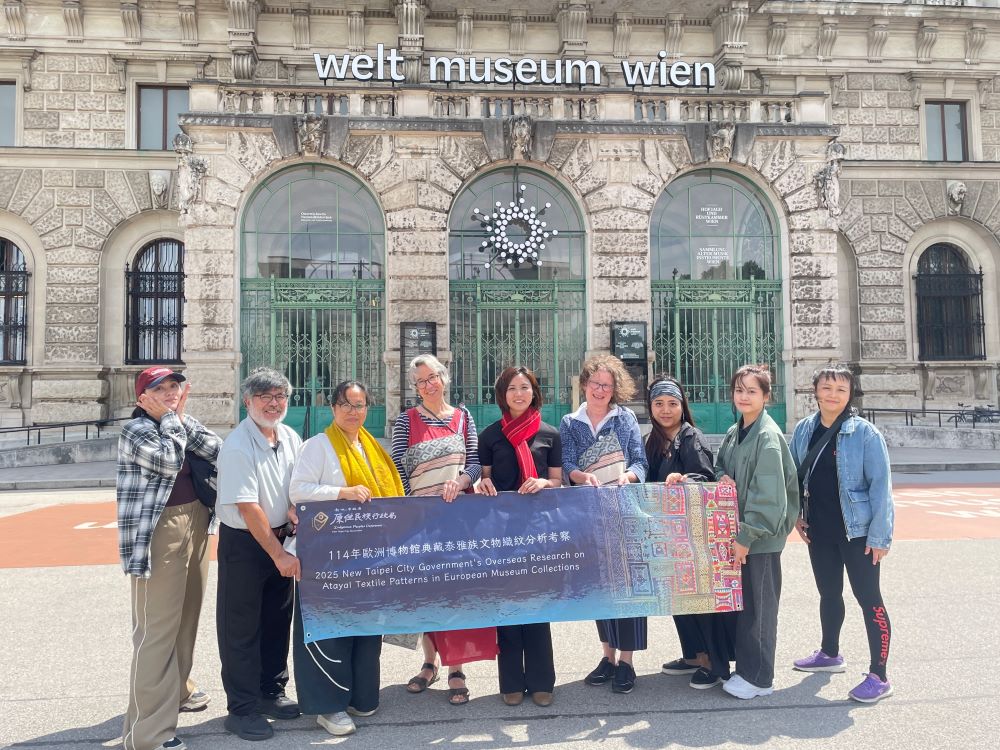 臺奧里程碑! 新北與維也納世博館簽合作備忘錄 1 《圖說》維也納世界博物館中國暨東北亞部門研究員Dr. Bettina Zorn博士(右4)及織品維護負責人 Barbara Pönighaus-Matuella(左4)與新北考察團隊合影,右五原民局長林瑋茜。〈原民局提供〉